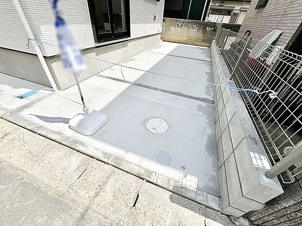 【駐車場】~Parking~ 駐車場2台置けます!自転車置き場や物置場として、お子様の遊ぶスペースとして、ゆとりある敷地だからこそ可能な多用途にご利用いただけるスペースです。