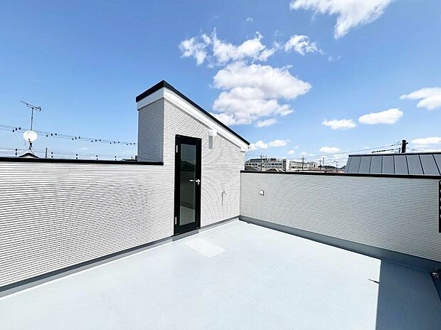 【バルコニー】~Balcony~ スカイバルコニーで開放感を感じながら読書をして過ごしたり、仲のいい友人と集まってランチ会を開いたり…。日々の暮らしがちょっと潤い、理想の暮らしを実現できそうですね!