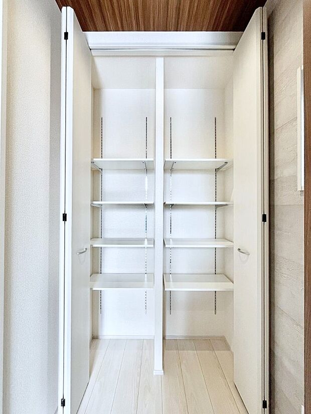 【その他設備(玄関ホール収納)】玄関ホール収納です。掃除道具やお出かけ用グッズの収納に便利です。