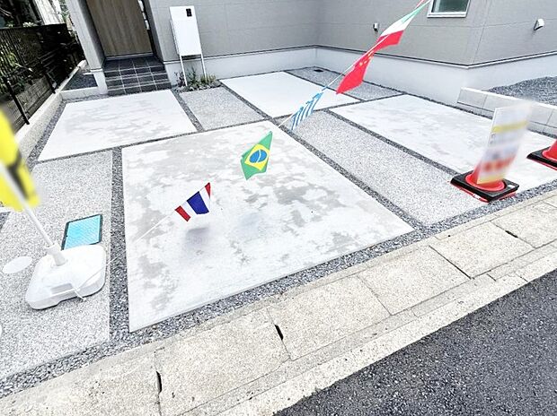 【駐車場】~Parking~ 駐車場2台置けます!(車種による)自転車置き場や物置場として、お子様の遊ぶスペースとして、ゆとりある敷地だからこそ可能な多用途にご利用いただけるスペースです。