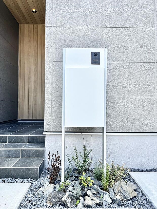【その他現地】表札・インターホン・ポスト・宅配BOXをひとつに集約。エントランスになじむシンプルデザイン。