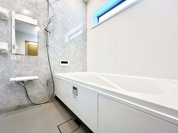 【浴室】~Bath Room~ ゆったりと足を伸ばして入浴することが可能!一日の疲れを癒す貴重なバスタイムです。お子様とご一緒でも十分な広さなので、リビングとは違った家族団欒のひと時をお楽しみいただけます。