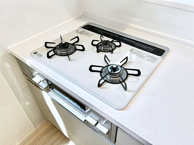【その他設備(Siセンサーコンロ)】ガスコンロはSiセンサー搭載。火力調節や焦げ付き・消し忘れも防いでくれます。