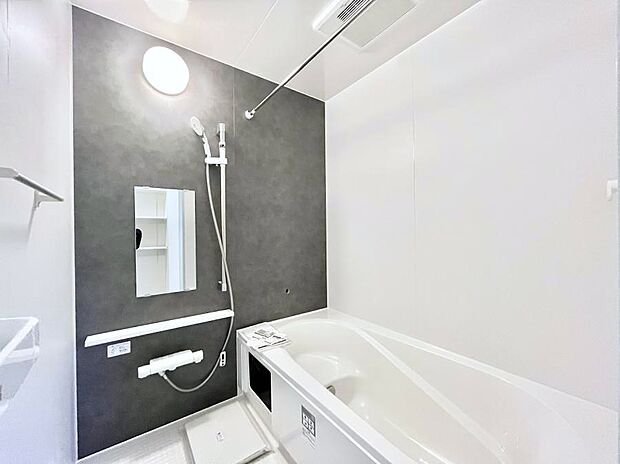 【浴室】~Bath Room~ ゆったりと足を伸ばして入浴することが可能!一日の疲れを癒す貴重なバスタイムです。お子様とご一緒でも十分な広さなので、リビングとは違った家族団欒のひと時をお楽しみいただけます。
