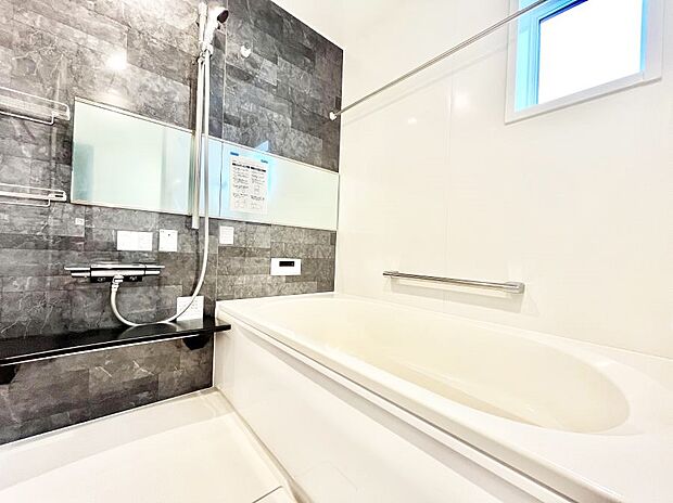 【浴室】～Bath Room～　窓付きのバスルームは、採光もあり明るく気持ちの良い空間です。窓があることで、換気環境も良好。ゆったり寛げるバスルームで、毎日のバスタイムが楽しみになりそうです。