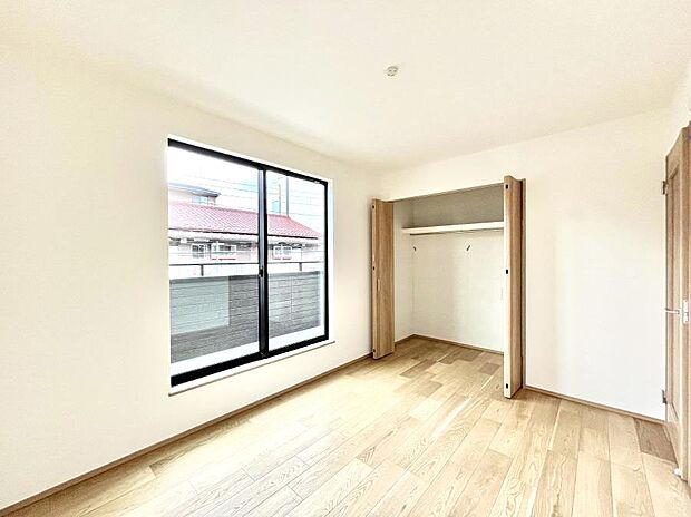 【寝室】～Bed Room～ 全居室には収納クローゼットを完備！普段使いのお洋服や小物はもちろん、季節物のお洋服などもしっかりと整理整頓おしまい頂けます。 居室空間を広く使用できますね。