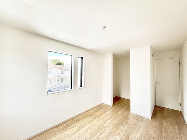 【寝室】～Bed Room～ 全居室には収納クローゼットを完備！普段使いのお洋服や小物はもちろん、季節物のお洋服などもしっかりと整理整頓おしまい頂けます。 居室空間を広く使用できますね。