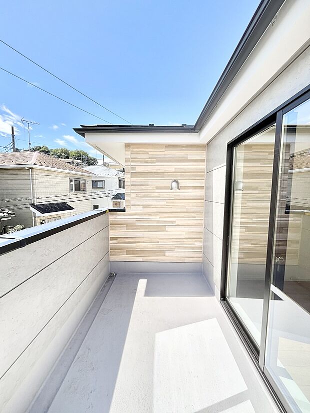 【バルコニー】～Balcony～　南向きのバルコニーの前には雲以外に太陽を遮るものがありません。お洗濯物も乾きやすく、何より明るく気持ちのいい光が入ってきます。使いやすく開放的なバルコニーです♪