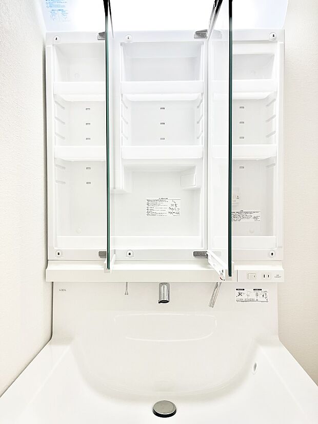 【その他設備(三面鏡裏収納)】三面鏡の裏に、化粧品や衛生用品などを収納可能。洗面台をすっきりと保ちます！