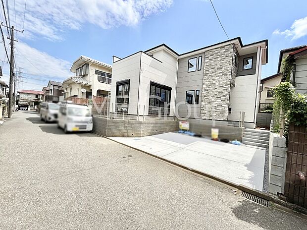 【前面道路含む現地写真】~Exterior~ 北前面道路:西 4.98m 公道 前面道路は閑静な住宅地をはしる車通りの少ない道路。駐車の出し入れもらくらくです!ご不明点・現地見学のご希望は、お気軽にお問い合わせください!