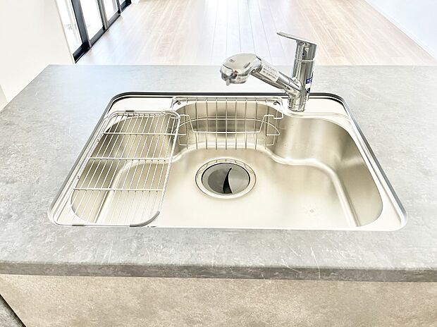 【その他設備(浄水器)】いつでも清潔なおいしいお水を。一つの水栓で水道水と浄水を使い分け。