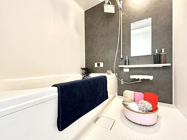 【浴室】~Bath Room~ ゆったりと足を伸ばして入浴することが可能!一日の疲れを癒す貴重なバスタイムです。お子様とご一緒でも十分な広さなので、リビングとは違った家族団欒のひと時をお楽しみいただけます。