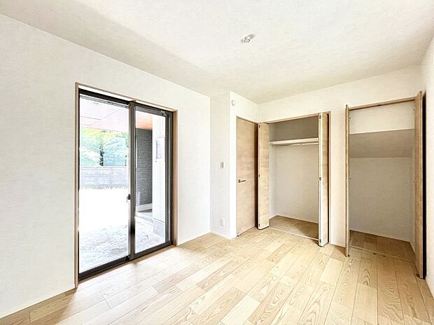【寝室】~Bed Room~ 居室には収納クローゼットを完備!普段使いのお洋服や小物はもちろん、季節物のお洋服などもしっかりと整理整頓おしまい頂けます。 居室空間を広く使用できますね。