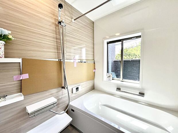 【浴室】~Bath Room~ 窓付きのバスルームは、採光もあり明るく気持ちの良い空間です。窓があることで、換気環境も良好。ゆったり寛げるバスルームで、毎日のバスタイムが楽しみになりそうです。※CG加工有