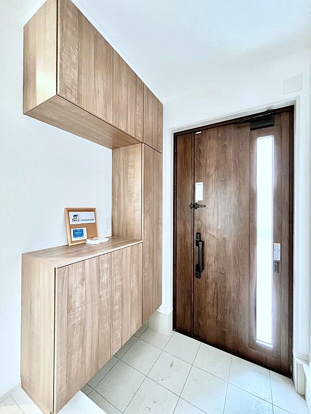 【玄関】～Entrance～　家の中でお客様を迎える最初の場所である玄関は、家の印象そのものです！豊富な玄関収納で、常に綺麗に保つことが出来ます♪玄関にはたっぷり収納の下駄箱を完備！