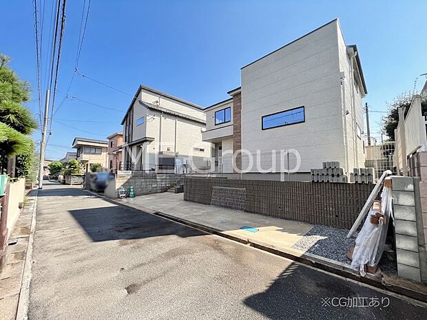【前面道路含む現地写真】~Exterior~ 前面道路:東 4m 公道 前面道路は閑静な住宅地をはしる車通りの少ない道路。駐車の出し入れもらくらくです!ご不明点・現地見学のご希望は、お気軽にお問い合わせください!