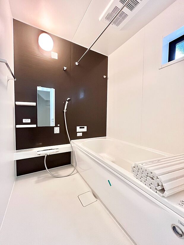 【浴室】~Bath Room~ 落ち着いた雰囲気の浴室で明日に向けてリフレッシュ。浴室乾燥機能も付いているので隣の洗濯機置き場で洗い上がった洗濯物を、雨の日も天気を気にせず乾燥させることも可能です。