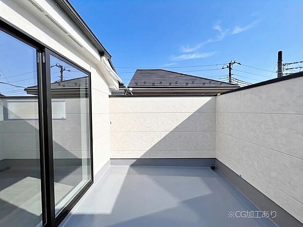 【バルコニー】~Balcony~ バルコニーは温かい陽がさしこみ、お布団や洗濯物を気持ちよく干すことができます。 使いやすく開放的なバルコニーです♪陽ざしがたっぷり降り注ぐ、バルコニー付き住まい。