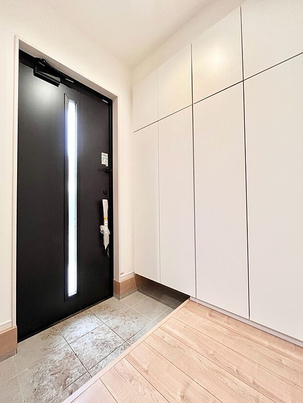 【玄関】~Entrance~ 家の中でお客様を迎える最初の場所である玄関は、家の印象そのものです!豊富な玄関収納で、常に綺麗に保つことが出来ます♪玄関にはたっぷり収納の下駄箱を完備!