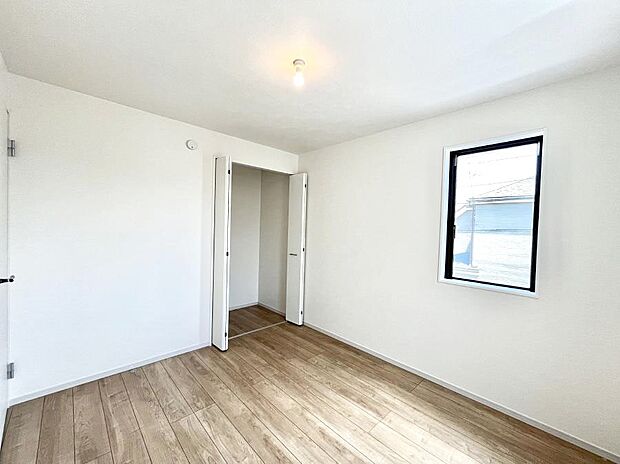【寝室】~Bed Room~ 部屋数が多いのが戸建てのメリットです。ご家族が増えたことで手狭に感じていた住まいも戸建てでは各居室プライバシーを保つことができます。住まいにゆとりが生まれ心もリラックスできます♪