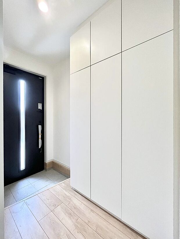 【玄関】～Entrance～　家の中でお客様を迎える最初の場所である玄関は、家の印象そのものです！豊富な玄関収納で、常に綺麗に保つことが出来ます♪玄関にはたっぷり収納の下駄箱を完備！