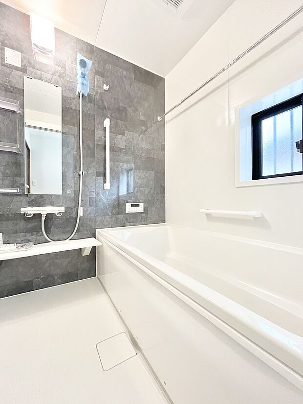 【浴室】~Bath Room~ 落ち着いた雰囲気の浴室で明日に向けてリフレッシュ。浴室乾燥機能も付いているので隣の洗濯機置き場で洗い上がった洗濯物を、雨の日も天気を気にせず乾燥させることも可能です。