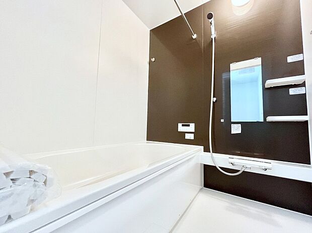 【浴室】～Bath Room～　ゆったりと足を伸ばして入浴することが可能！一日の疲れを癒す貴重なバスタイムです。お子様とご一緒でも十分な広さなので、リビングとは違った家族団欒のひと時をお楽しみいただけます。