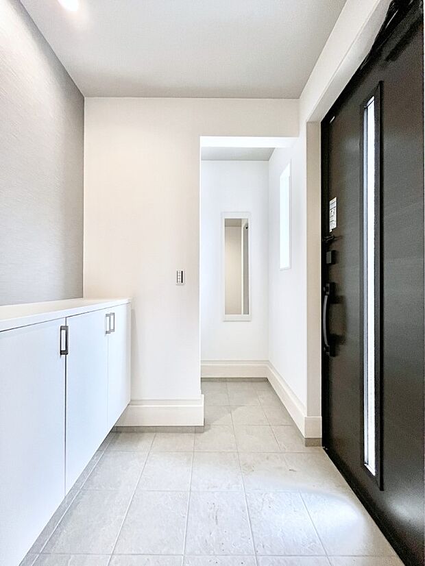 【玄関】～Entrance～　家の中でお客様を迎える最初の場所である玄関は、家の印象そのものです！豊富な玄関収納で、常に綺麗に保つことが出来ます♪玄関にはたっぷり収納の下駄箱を完備！