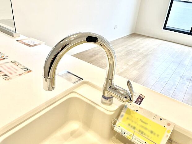 【その他設備(浄水器)】いつでも清潔なおいしいお水を。一つの水栓で水道水と浄水を使い分け。