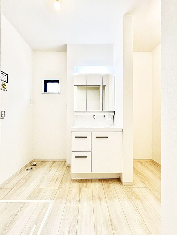 【洗面台・洗面所】◆1号棟◆～Dressing Room～　十分な大きさの洗面台は収納もさる事ながら、身だしなみチェックや歯磨きなど、朝の慌ただしい時間でもホテルライクなスペースで余裕とゆとりを感じて頂けます。