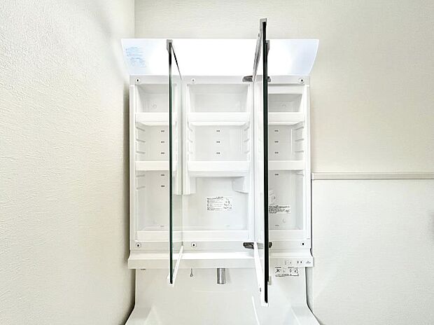 【その他設備(三面鏡裏収納)】◆１号棟◆三面鏡の裏に、化粧品や衛生用品などを収納可能。洗面台をすっきりと保ちます！