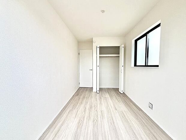 【寝室】◆A号棟◆～Bed Room～ 全居室には収納クローゼットを完備！普段使いのお洋服や小物はもちろん、季節物のお洋服などもしっかりと整理整頓おしまい頂けます。 居室空間を広く使用できますね。