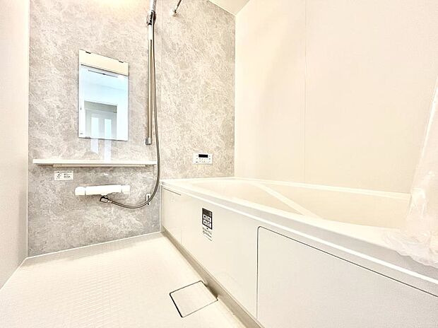 【浴室】◆A号棟◆～Bath Room～　足を伸ばして入浴することが可能！一日の疲れを癒す貴重なバスタイムです。お子様とご一緒でも十分な広さなので、リビングとは違った家族団欒のひと時をお楽しみいただけます。