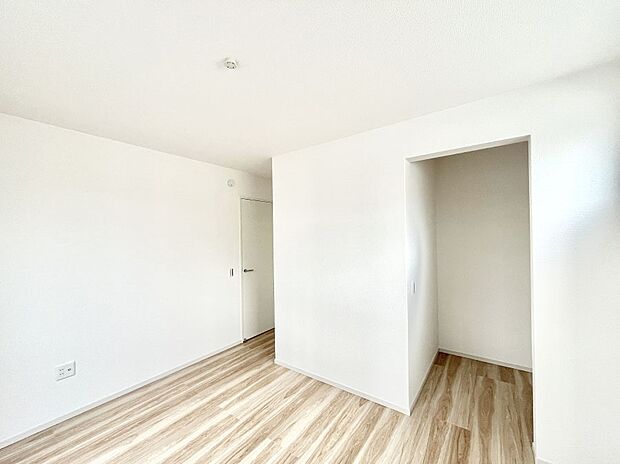 【寝室】◆1号棟◆~Bed Room~ 全居室には収納クローゼットを完備!普段使いのお洋服や小物はもちろん、季節物のお洋服などもしっかりと整理整頓おしまい頂けます。 居室空間を広く使用できますね。