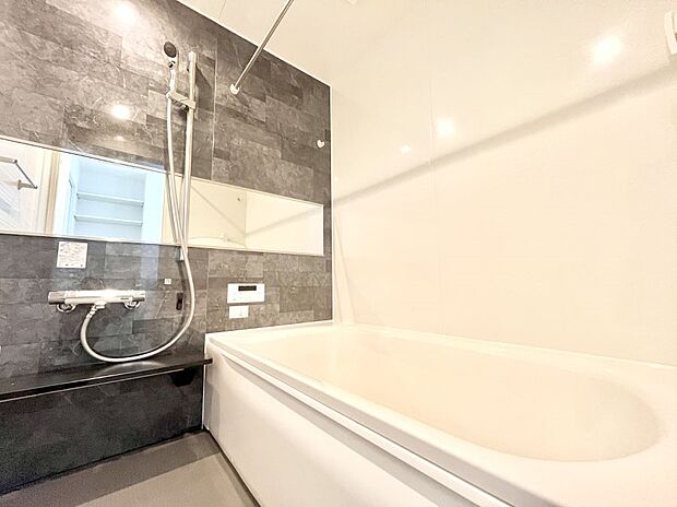 【浴室】◆1号棟◆~Bath Room~ 足を伸ばして入浴することが可能!一日の疲れを癒す貴重なバスタイムです。お子様とご一緒でも十分な広さなので、リビングとは違った家族団欒のひと時をお楽しみいただけます。