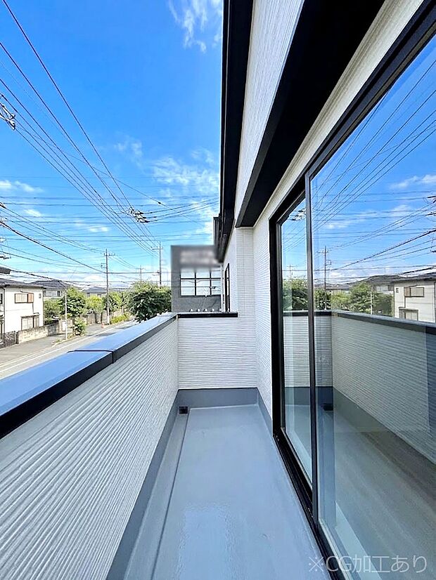 【バルコニー】◆1号棟◆~Balcony~ 大きな空に囲まれた気持ちのいい家。バルコニーを覗くだけで圧倒的な開放感に包まれます。バルコニーは陽がさしこみお布団や洗濯物を気持ちよく干すことができます。