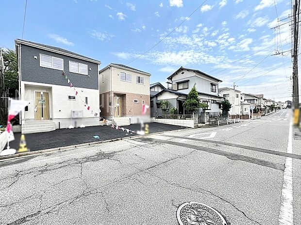 【前面道路含む現地写真】~Exterior~ 前面道路は閑静な住宅地をはしる車通りの少ない道路。駐車の出し入れもらくらくです!ご不明点・現地見学のご希望は、お気軽にお問い合わせください!