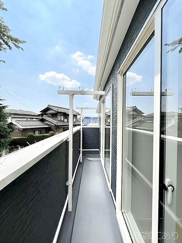 【バルコニー】◆2号棟◆~Balcony~ 南向きのバルコニーの前には雲以外に太陽を遮るものがありません。お洗濯物も乾きやすく、何より明るく気持ちのいい光が入ってきます。使いやすく開放的なバルコニーです♪