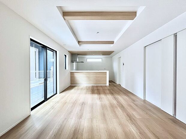 【ダイニング】◆1号棟◆~Living~ 豊かな陽光がこの場所を照らしだす。光溢れるこの空間はみんなの笑顔が集う場所、時を忘れ、つきることのないたわいもない会話を楽しむ時間、たくさんの思いが綴られる場所。
