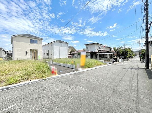 【前面道路含む現地写真】~Exterior~ 前面道路は閑静な住宅地をはしる車通りの少ない道路。駐車の出し入れもらくらくです!ご不明点・現地見学のご希望は、お気軽にお問い合わせください!