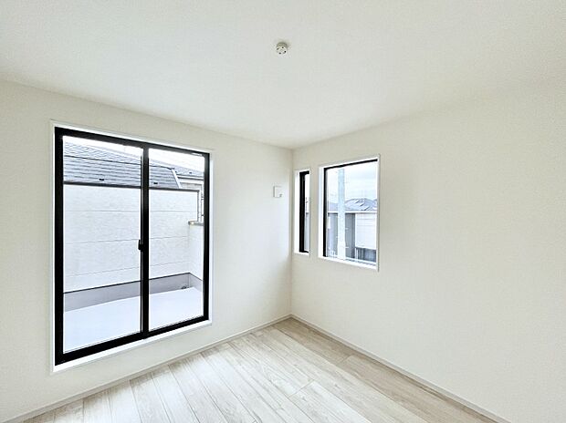 【寝室】◆1号棟◆~Bed Room~ 2面採光を確保した明るい室内は、風通しも良く、大変居心地の良い空間となっております。爽やかな風を感じて起きる朝は、快適生活の始まりに!日当たりが良い住まい♪