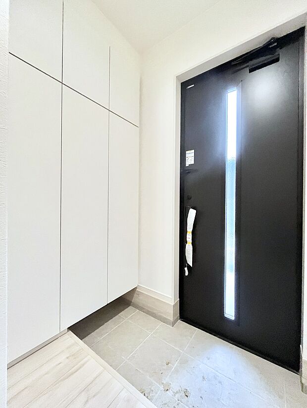 【玄関】◆1号棟◆~Entrance~ 家の中でお客様を迎える最初の場所である玄関は、家の印象そのものです!豊富な玄関収納で、常に綺麗に保つことが出来ます♪玄関にはたっぷり収納の下駄箱を完備!