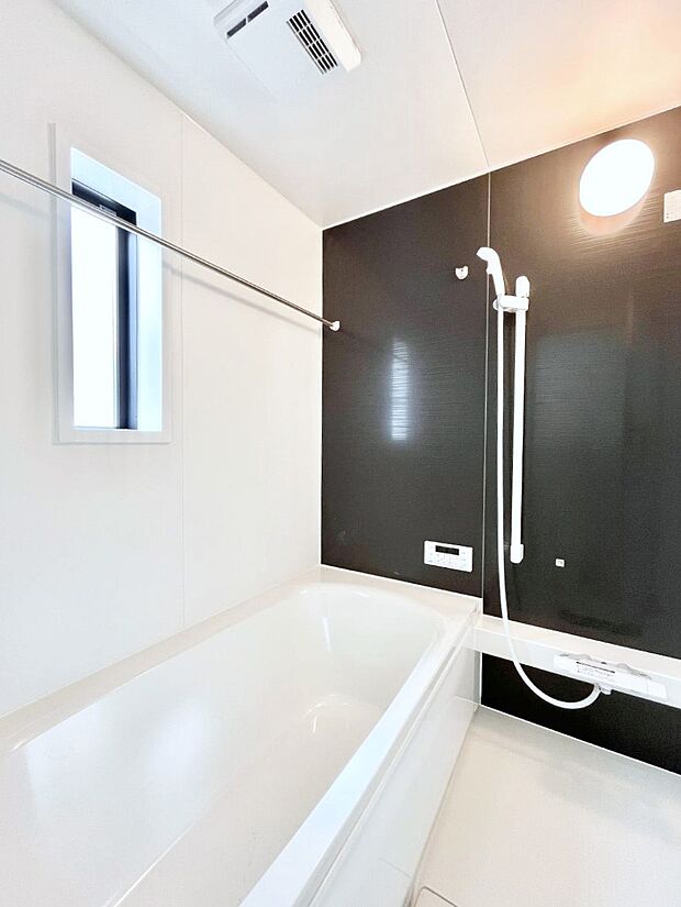 【浴室】◆1号棟◆~Bath Room~ 窓付きのバスルームは、採光もあり明るく気持ちの良い空間です。窓があることで、換気環境も良好。ゆったり寛げるバスルームで、毎日のバスタイムが楽しみになりそうです。