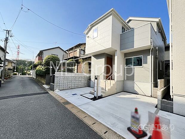【前面道路含む現地写真】◆1号棟◆～Exterior～　前面道路は閑静な住宅地をはしる車通りの少ない道路。駐車の出し入れもらくらくです！ご不明点・現地見学のご希望は、お気軽にお問い合わせください！