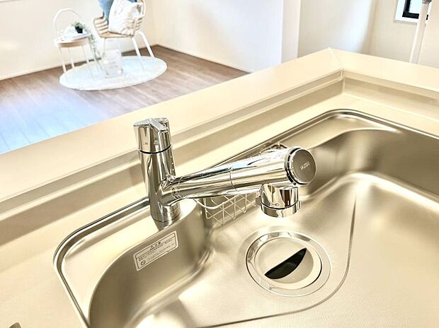 【その他設備(浄水器)】いつでも清潔なおいしいお水を。一つの水栓で水道水と浄水を使い分け。