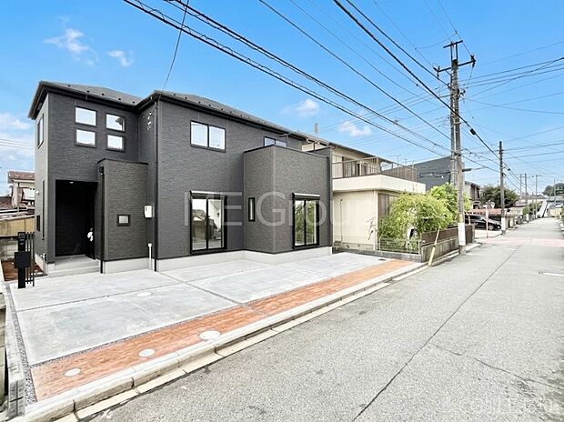 【前面道路含む現地写真】~Exterior~ 前面道路:南 4.99m 公道 前面道路は閑静な住宅地をはしる車通りの少ない道路。駐車の出し入れもらくらくです!ご不明点・現地見学のご希望は、お気軽にお問い合わせください!