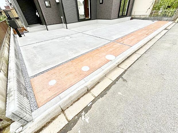 【駐車場】~Parking~ 駐車場2台置けます!(車種による)自転車置き場や物置場として、お子様の遊ぶスペースとして、ゆとりある敷地だからこそ可能な多用途にご利用いただけるスペースです。