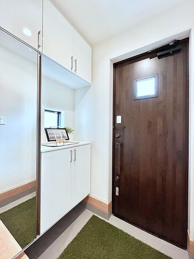 【玄関】～Entrance～　下駄箱ミラー付なので、お出かけ前の身だしなみチェックに◎♪玄関はお客様をお出迎えする一番最初の場所、帰ってくる時に入る最初の場所。そんな場所だからこそ、より良い空間に…♪