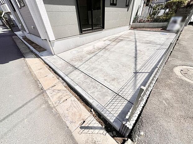 【駐車場】~Parking~ 駐車場2台置けます!(車種による)自転車置き場や物置場として、お子様の遊ぶスペースとして、ゆとりある敷地だからこそ可能な多用途にご利用いただけるスペースです。