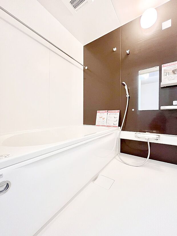 【浴室】~Bath Room~ 落ち着いた雰囲気の浴室で明日に向けてリフレッシュ。浴室乾燥機能も付いているので隣の洗濯機置き場で洗い上がった洗濯物を、雨の日も天気を気にせず乾燥させることも可能です。